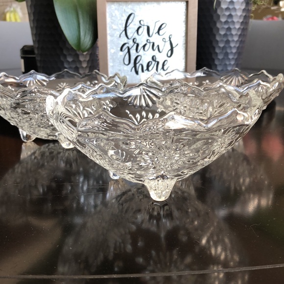 Mikasa Crystal 3 footed 6” snowflake star design bowl! Perfect side salad/snacks - Picture 5 of 8